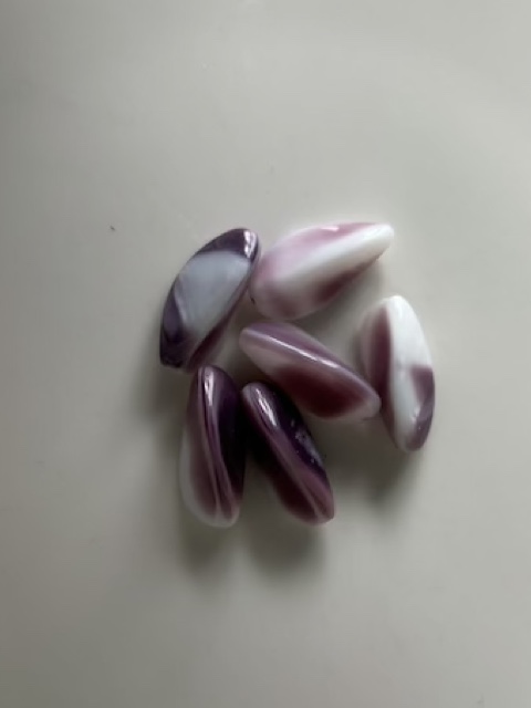 Ovaal paars witte kraal