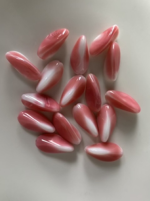 Ovale roze witte kraal